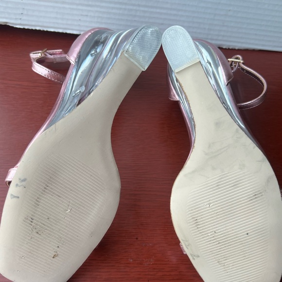 Steve Madden Women's Sandals Heels,‎ Rose Gold Metallic Ankle Strap Lucite Wedge - Picture 5 of 5
